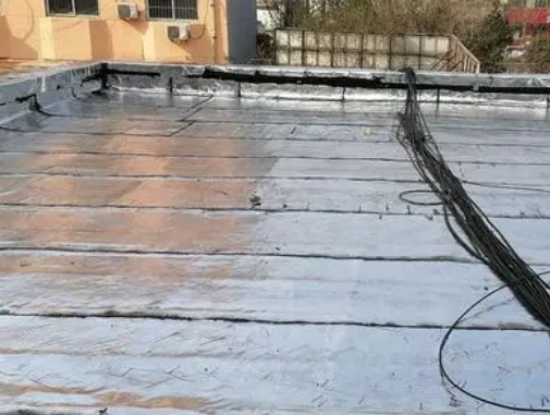 游仙卫生间漏水维修公司分享下游仙屋面楼顶防水刚性防水层施工要点。
